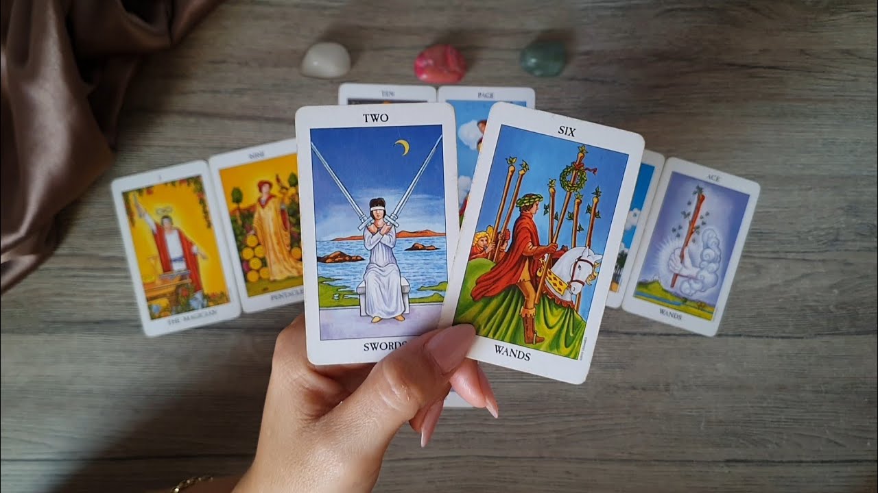 O QUE ELE A PENSA QUE VOCÊ SENTE POR ELE Tarot Responde Consulta