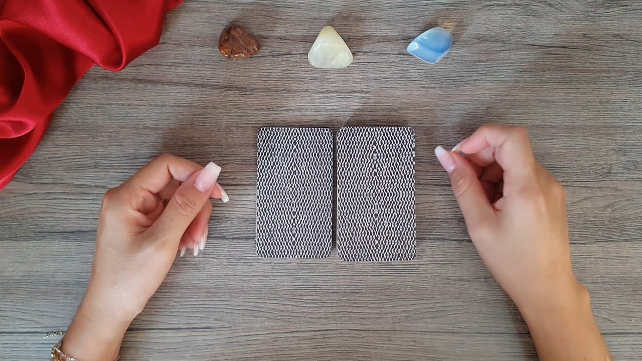 Read more about the article 🔴 ELE(A) VAI TE CHAMAR PARA CONVERSAR? | Tarot Responde