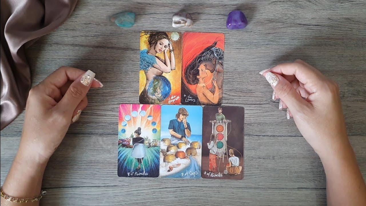 Read more about the article 🔴 O QUE ELE(A) SENTE AO TE VER? + CONSELHO PROFISSIONAL | Tarot