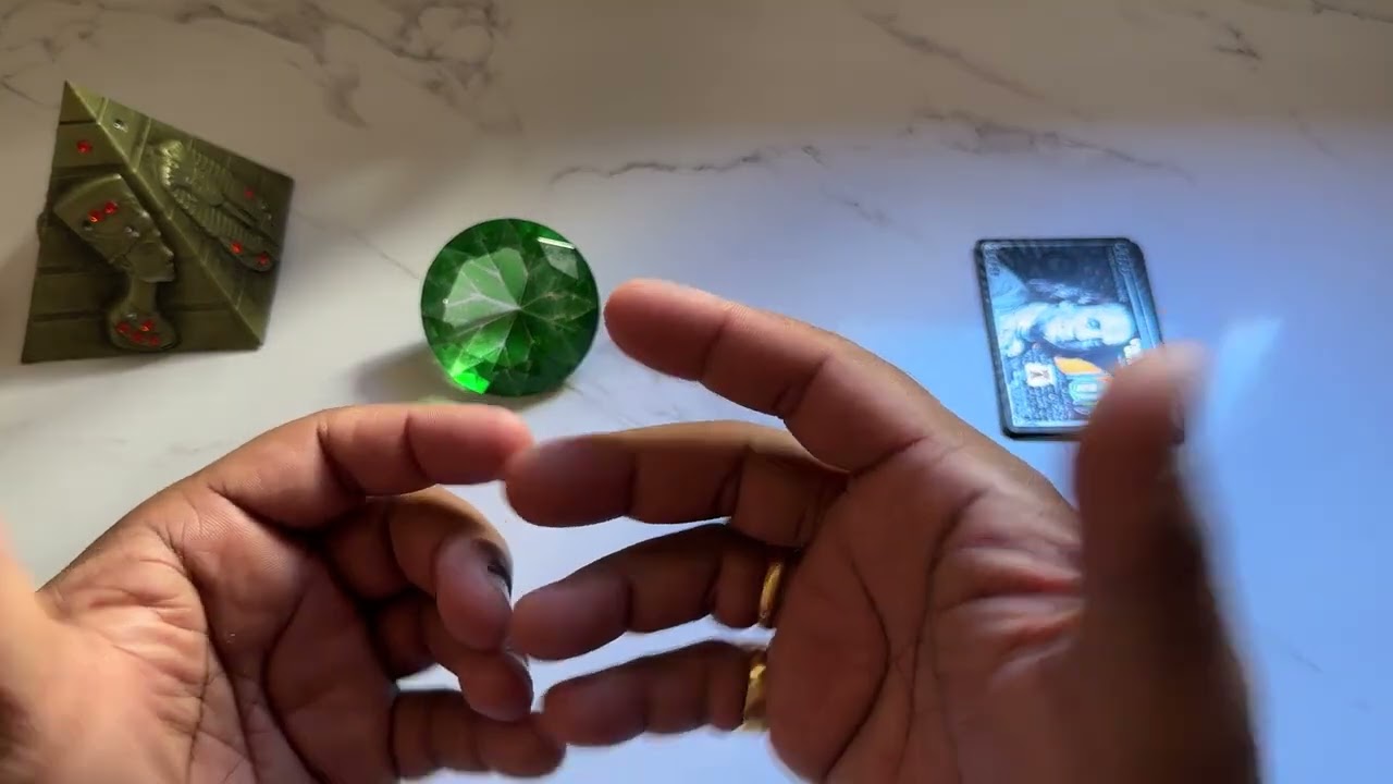 Read more about the article UMA PESSOA VAI APARECER NA SUA VIDA DE REPENTE! ✨🔮 TAROT RESPONDE