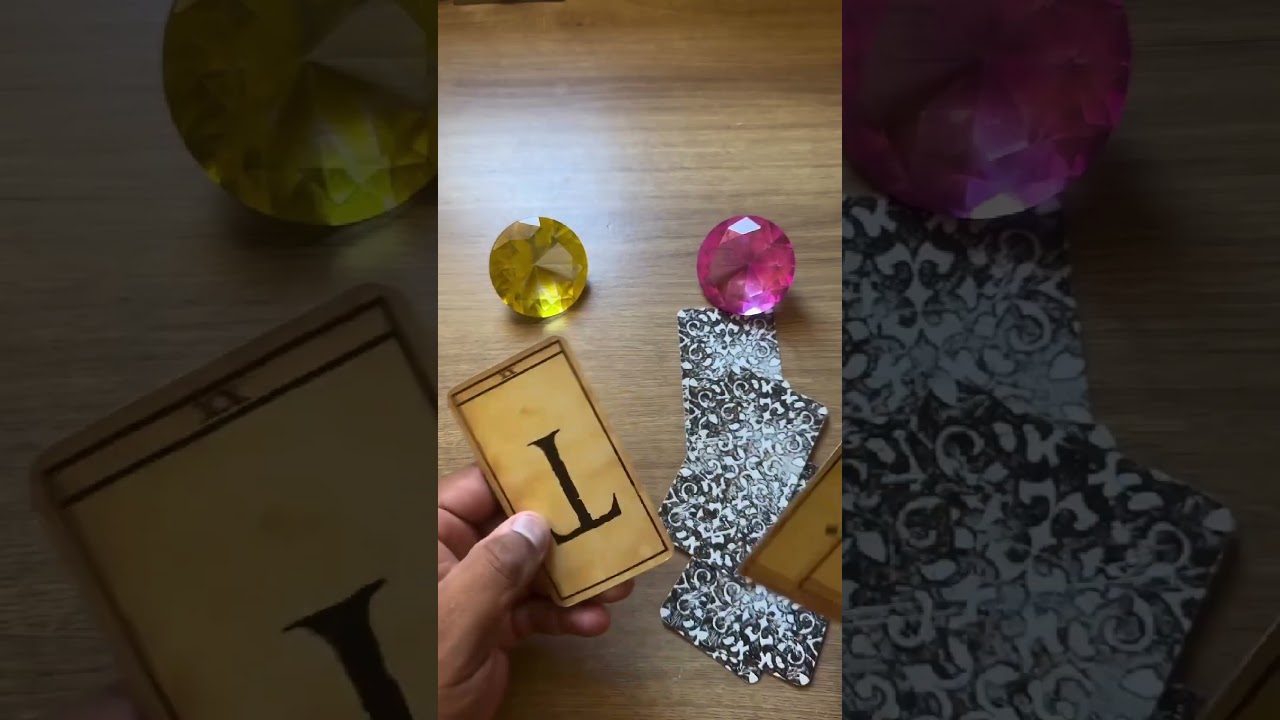 Read more about the article Essa pessoa não tira os olhos da sua rede social! #tarô #tarotonline #leituradetarot #tarot