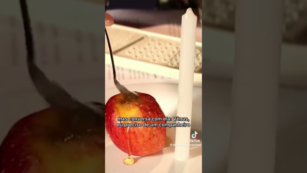 Read more about the article “Simpatia da maçã para o amor” subrescreve o canal e acompanha #simpatias #amor #shots